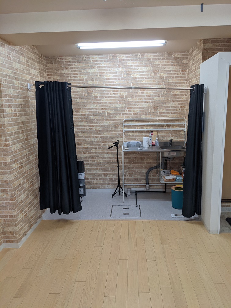 monoダンススタジオ西巣鴨の更衣スペース。カーテンが締まっている状態。